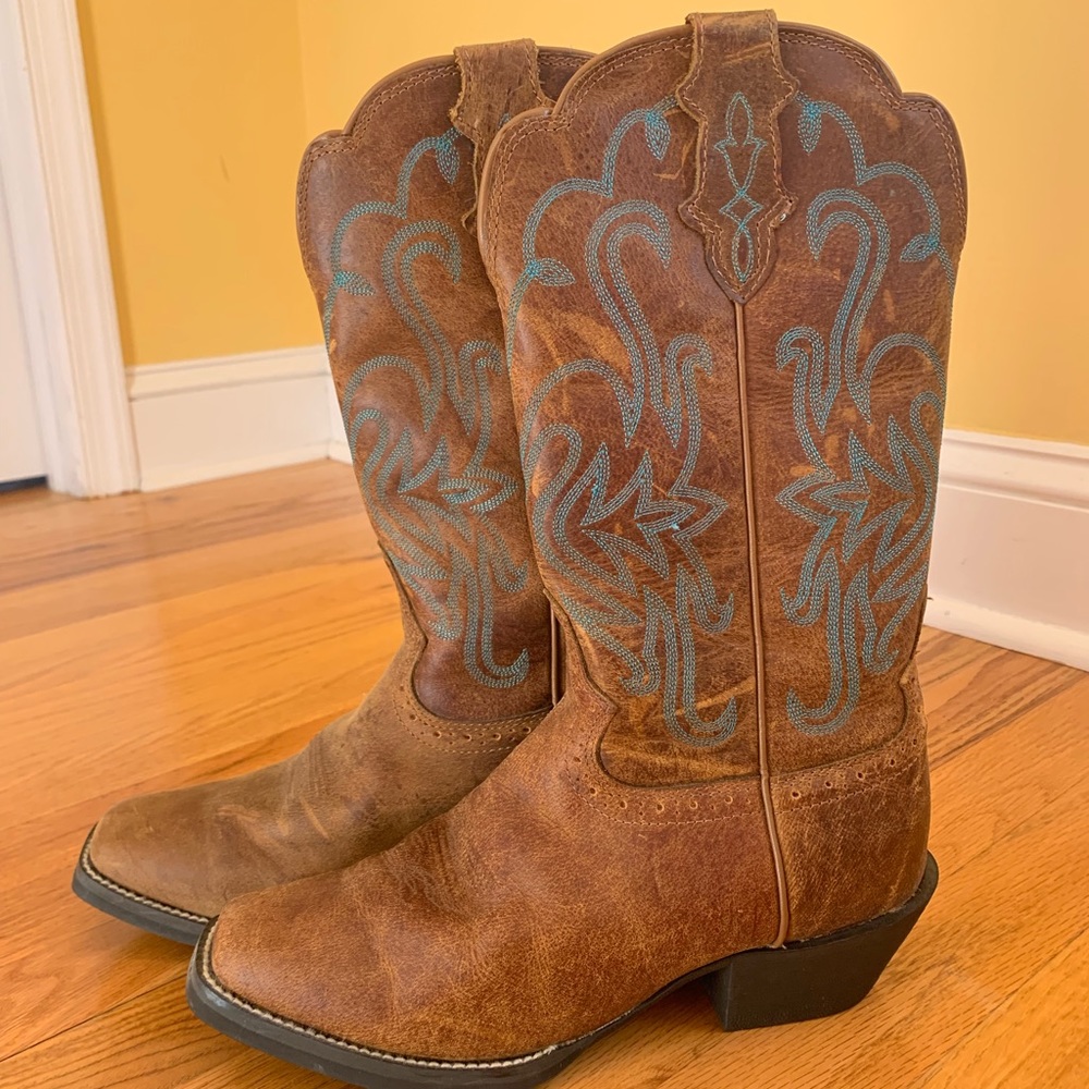Beautiful Justin Cowboy boots!